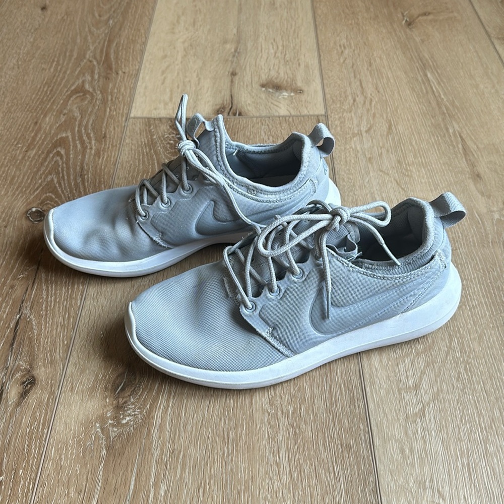 Women’s Nike tennis shoes